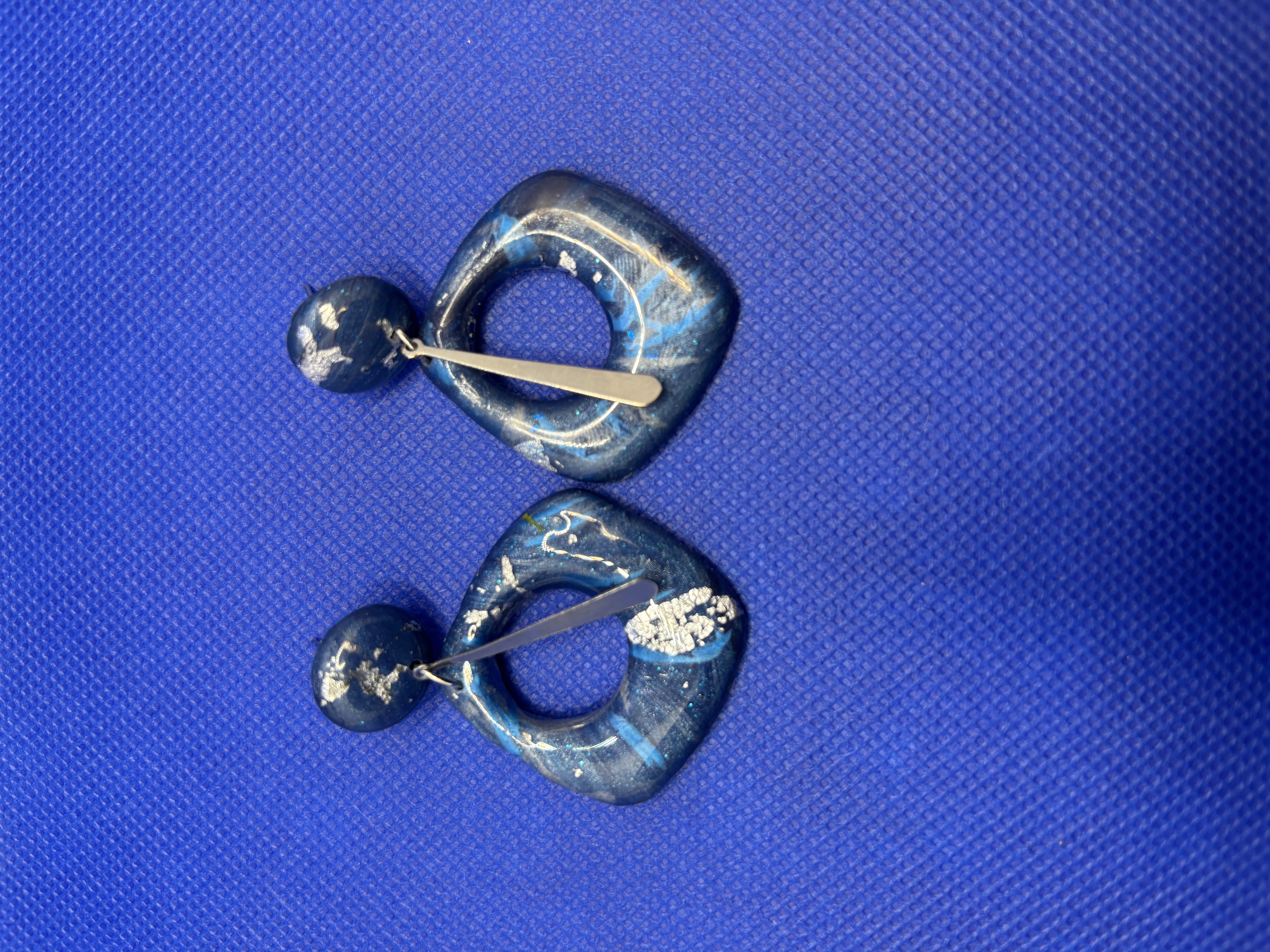 Boucles d'oreilles carré percé DBM12